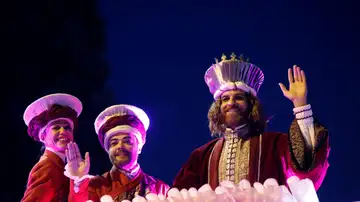 El rey Gaspar saluda durante la tradicional Cabalgata de los Reyes Magos El rey Gaspar saluda durante la tradicional Cabalgata de los Reyes Magos