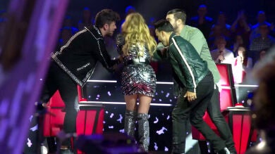 La rockera entrada de Paulina Rubio, Luis Fonsi, Pablo López y Antonio Orozco al plató de 'La Voz' entre las ovaciones del público