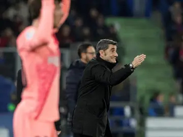 Ernesto Valverde da indicaciones en la banda Ernesto Valverde da indicaciones en la banda