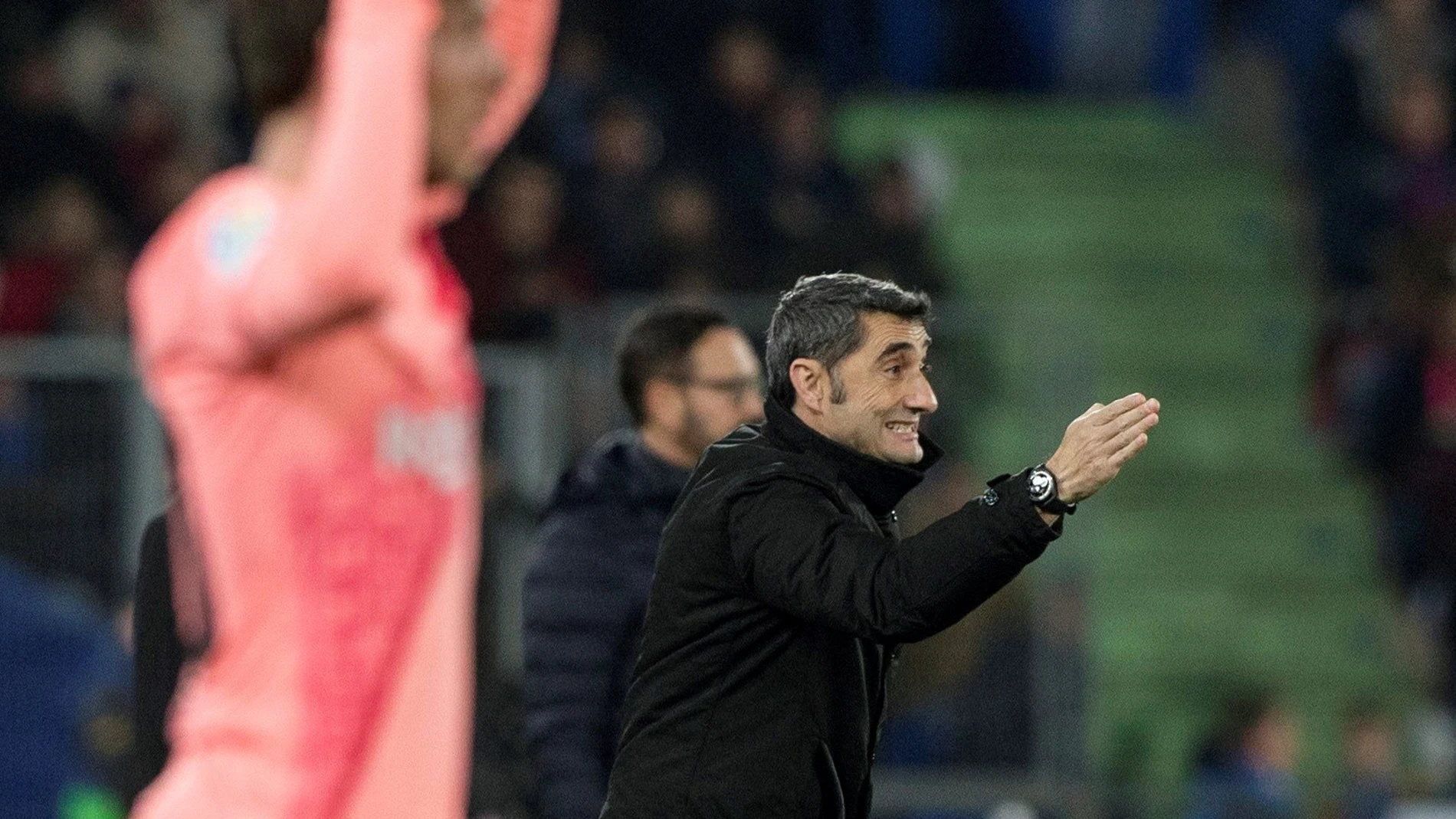 Ernesto Valverde da indicaciones en la banda Ernesto Valverde da indicaciones en la banda