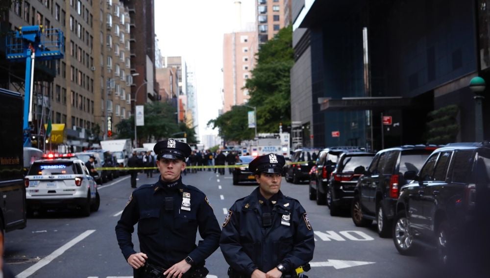 Varios policías acordonan una calle de Nueva York, en un operativo