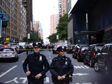 Varios policías acordonan una calle de Nueva York, en un operativo