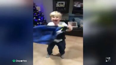 Felicidad en estado puro: la reacción de un niño al recibir por Reyes una camiseta del Cádiz