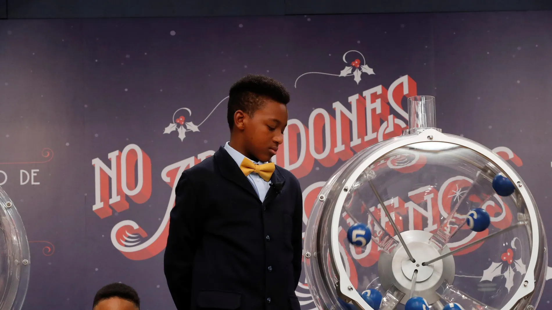 Uno de los niños de San Ildefonso junto al bombo ya preparado para el sorteo de la lotería de El Niño Uno de los niños de San Ildefonso junto al bombo ya preparado para el sorteo de la lotería de El Niño
