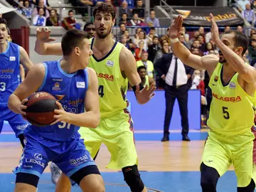 Ante Tomic defiende una acción ante el San Pablo Burgos Ante Tomic defiende una acción ante el San Pablo Burgos