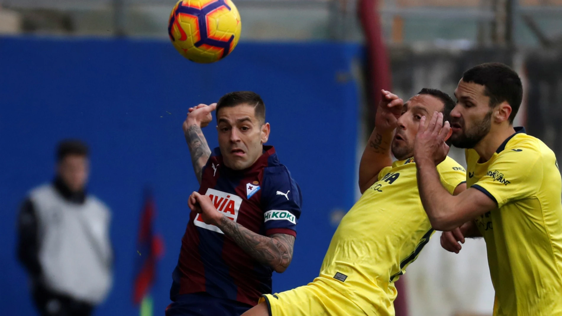 Cazorla y Peña disputan un balón Cazorla y Peña disputan un balón