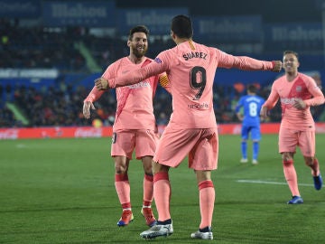 Messi y Luis Suárez celebran el gol del Barcelona