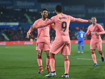 Messi y Luis Suárez celebran el gol del Barcelona Messi y Luis Suárez celebran el gol del Barcelona