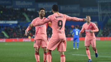 Messi y Luis Suárez celebran el gol del Barcelona