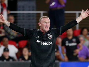 Rooney protesta una jugada en un partido con el DC United