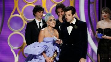 Lady Gaga recogiendo el Globo de Oro a Mejor canción