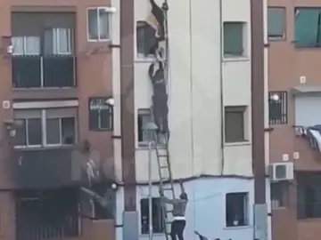 El angustioso rescate de un bebé en el incendio de un edificio de Badalona El angustioso rescate de un bebé en el incendio de un edificio de Badalona