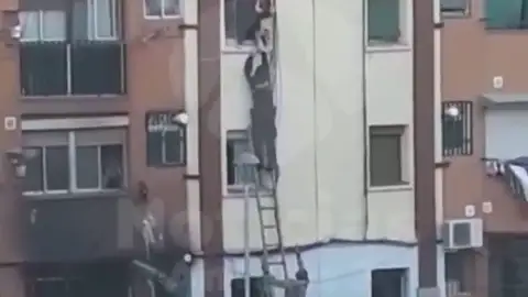 El angustioso rescate de un bebé en el incendio de un edificio de Badalona El angustioso rescate de un bebé en el incendio de un edificio de Badalona
