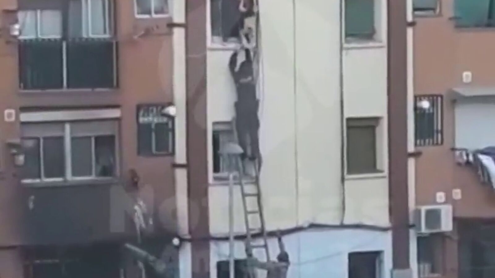 El angustioso rescate de un bebé en el incendio de un edificio de Badalona