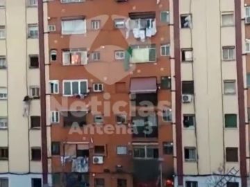 Una señora escapa por la ventana del incendio en Badalona