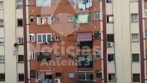 Una señora escapa por la ventana del incendio en Badalona Una señora escapa por la ventana del incendio en Badalona