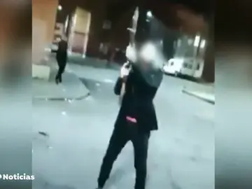 REEMPLAZO | Un grupo de vecinos de Las Viudas (Valladolid) celebra a tiros el fin de año: "Cuidado con los niños" REEMPLAZO | Un grupo de vecinos de Las Viudas (Valladolid) celebra a tiros el fin de año: "Cuidado con los niños"
