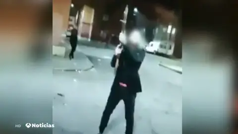 REEMPLAZO | Un grupo de vecinos de Las Viudas (Valladolid) celebra a tiros el fin de año: "Cuidado con los niños" REEMPLAZO | Un grupo de vecinos de Las Viudas (Valladolid) celebra a tiros el fin de año: "Cuidado con los niños"