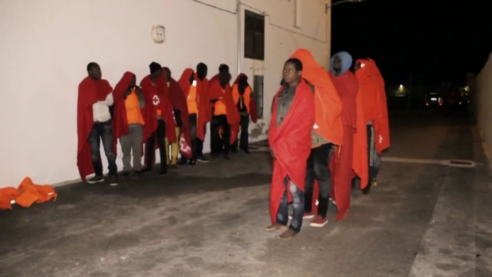 Rescatan a 80 inmigrantes de una tercera patera localizada en el mar de Alborán