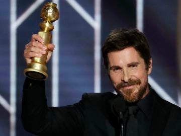 Christian Bale con su Globo de Oro a Mejor Actor