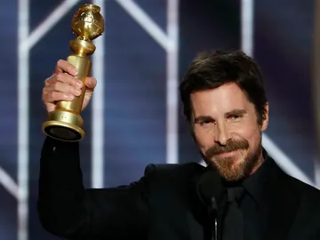 Christian Bale con su Globo de Oro a Mejor Actor Christian Bale con su Globo de Oro a Mejor Actor