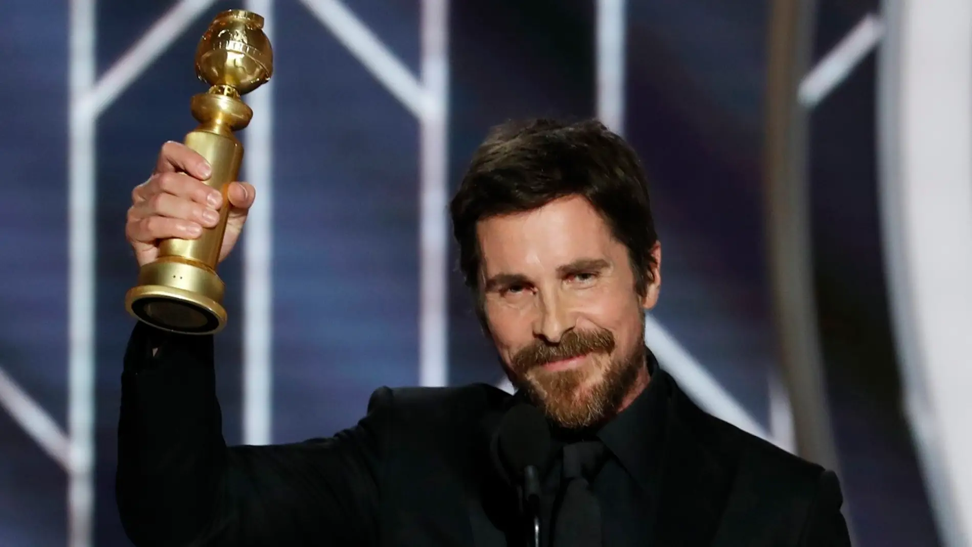 Christian Bale con su Globo de Oro a Mejor Actor