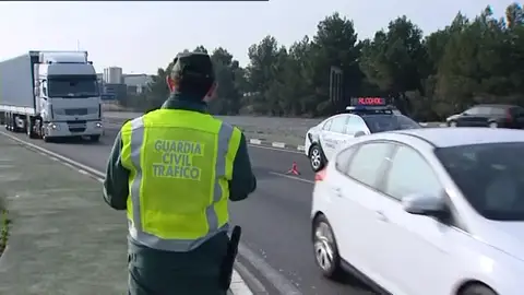 Investigado un camionero que superaba seis veces la tasa de alcoholemia permitida gracias al aviso de su hijo menor de edad Investigado un camionero que superaba seis veces la tasa de alcoholemia permitida gracias al aviso de su hijo menor de edad