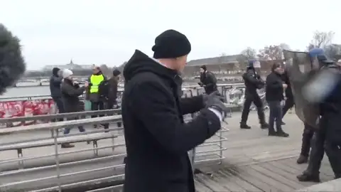 Se entrega el boxeador que golpeaba a la policía francesa en las protesta de los chalecos amarillos Se entrega el boxeador que golpeaba a la policía francesa en las protesta de los chalecos amarillos