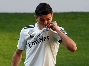 Brahim Díaz besa el escudo del Real Madrid en su presentación