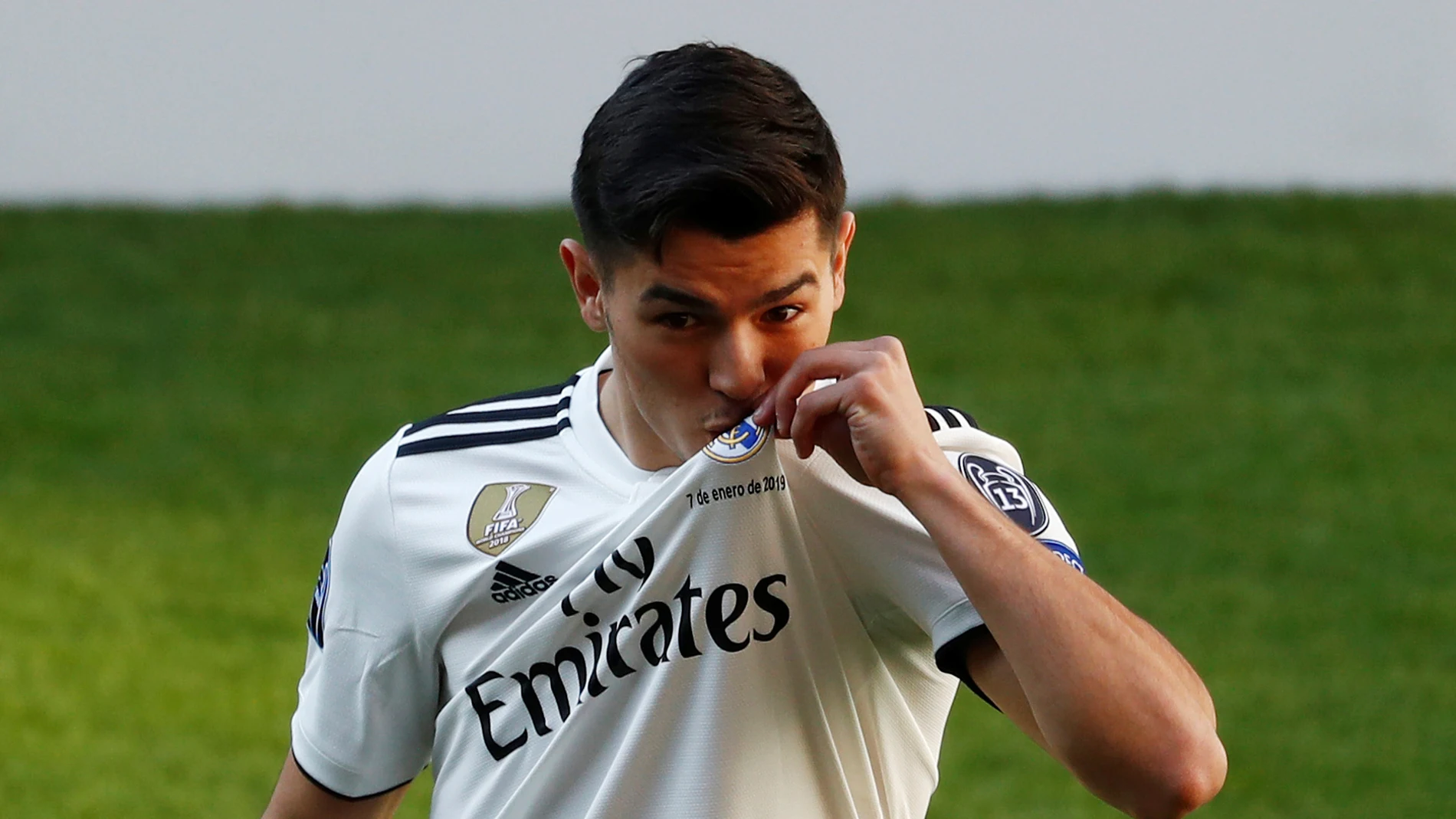 Brahim Díaz besa el escudo del Real Madrid en su presentación Brahim Díaz besa el escudo del Real Madrid en su presentación