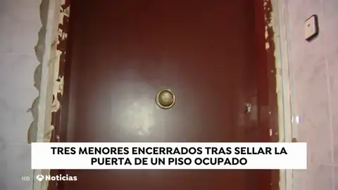 Dejan encerrados durante horas a tres niños tras instalar una cerradura y puerta blindada en un piso okupado sin comprobar si había gente dentro Dejan encerrados durante horas a tres niños tras instalar una cerradura y puerta blindada en un piso okupado sin comprobar si había gente dentro