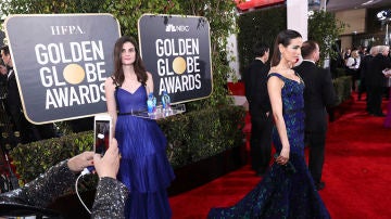 La chica del agua en la alfombra roja de los Globos de Oro La chica del agua en la alfombra roja de los Globos de Oro