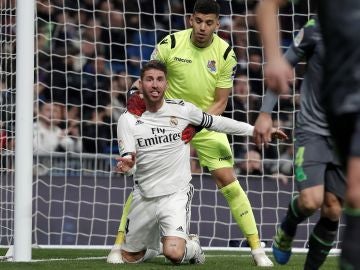 Sergio Ramos protesta una acción en el partido contra la Real Sociedad