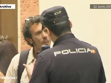 Kichi, el alcalde de políticas antidesahucios, pide a unos okupas que desalojen el edificio Kichi, el alcalde de políticas antidesahucios, pide a unos okupas que desalojen el edificio