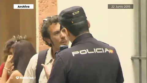 Kichi, el alcalde de políticas antidesahucios, pide a unos okupas que desalojen el edificio Kichi, el alcalde de políticas antidesahucios, pide a unos okupas que desalojen el edificio