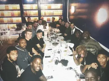 Wayne Hennessey, haciendo el saludo nazi al fondo de la imagen Wayne Hennessey, haciendo el saludo nazi al fondo de la imagen