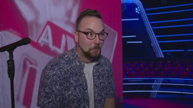 Juanfra ensaya su puesta en escena dispuesto sorprender a los coaches con su delicada y dulce voz 