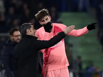 Gerard Piqué y Ernesto Valverde dialogan durante el partido contra el Getafe Gerard Piqué y Ernesto Valverde dialogan durante el partido contra el Getafe