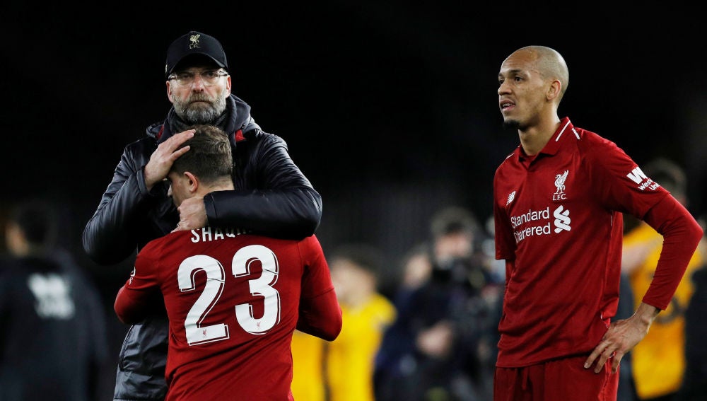 Klopp consuela a Xherdan Shaqiri tras la eliminación