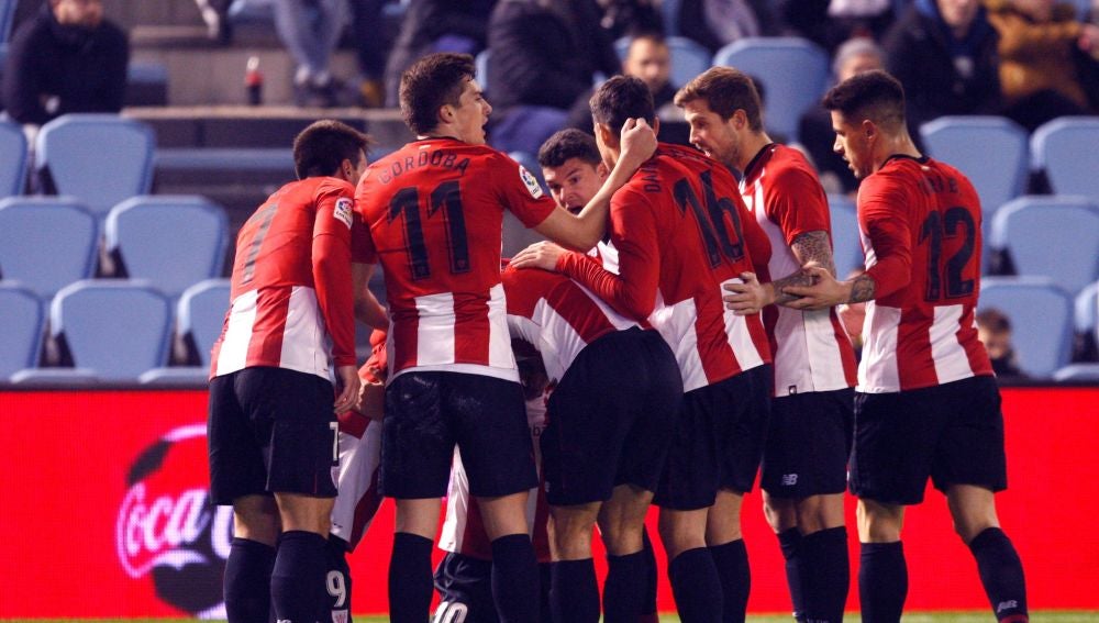 Los jugadores del Athletic celebran el gol de Iker Muniain en Balaídos