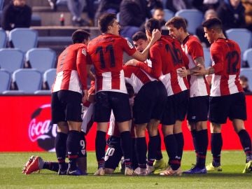 Los jugadores del Athletic celebran el gol de Iker Muniain en Balaídos