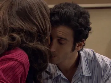 María consuela a un enfadado Ignacio que se siente manejado por su tío María consuela a un enfadado Ignacio que se siente manejado por su tío