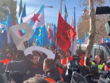 Un grupo de trabajadores de Alcoa intentan asaltar la sede del Ministerio de Industria