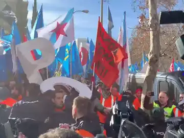 Un grupo de trabajadores de Alcoa intentan asaltar la sede del Ministerio de Industria Un grupo de trabajadores de Alcoa intentan asaltar la sede del Ministerio de Industria