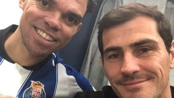 Pepe posa con la camiseta del Oporto junto a Casillas
