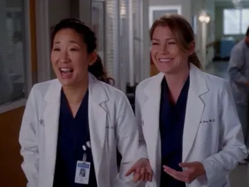 Sandra Oh y Ellen Pompeo en 'Anatomía de Grey' Sandra Oh y Ellen Pompeo en 'Anatomía de Grey'
