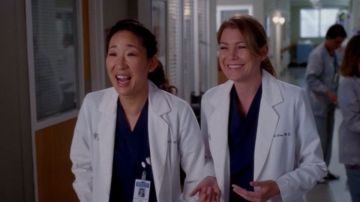 Sandra Oh y Ellen Pompeo en 'Anatomía de Grey'