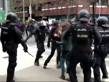 Cargas policiales contra un grupo de okupas en Pamplona Cargas policiales contra un grupo de okupas en Pamplona