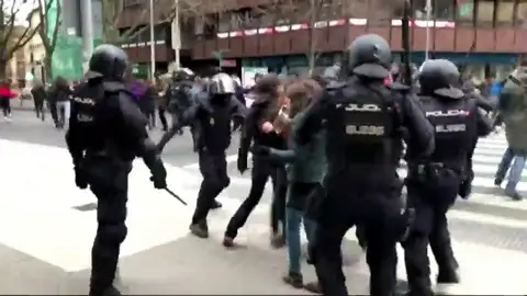Cargas policiales contra un grupo de okupas en Pamplona Cargas policiales contra un grupo de okupas en Pamplona