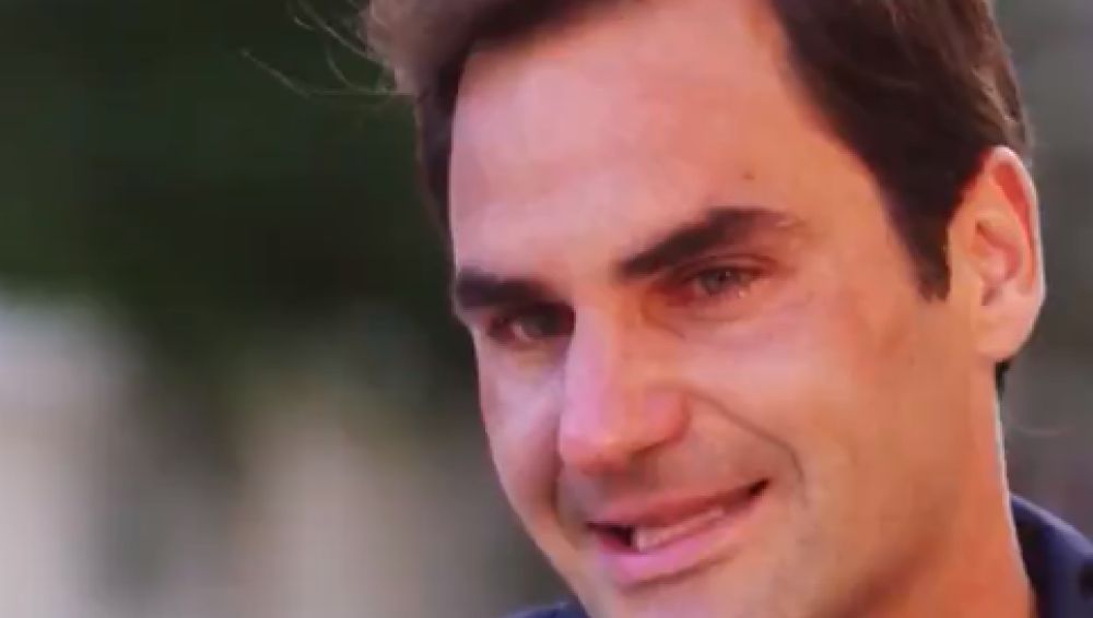 Federer se emociona durante la entrevista
